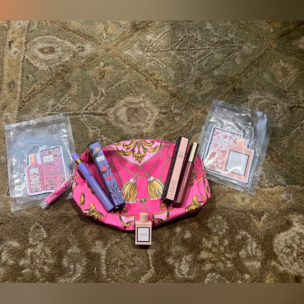 Gucci Bundle in Estée Lauder cosmetics bag